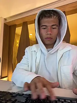 Logan smith1 online show from 02.15.25