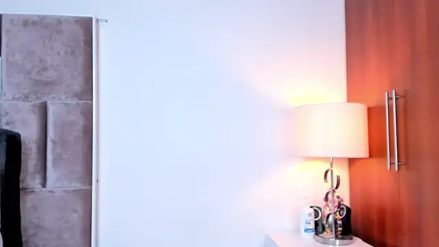 Nia Bunny online show from 05.04.26