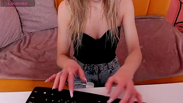 Snapshot of Diana_Garrett chatting on 11.26.25 Diana Garrett online show from 11.26.25