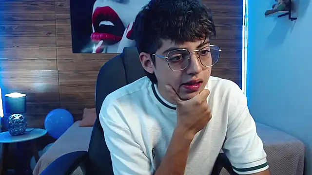 Snapshot of jhoellx chatting on 10.15.25 jhoellx online show from 10.15.25