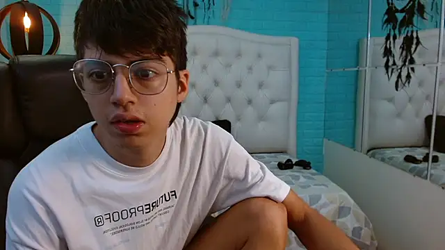 Snapshot of jhoellx chatting on 10.19.25 jhoellx online show from 10.19.25