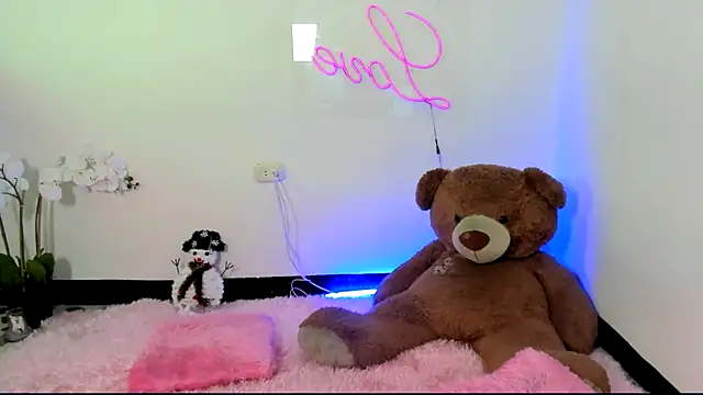 kendal scott1 online show from 01.05.25