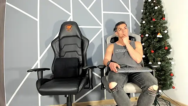 Snapshot of ianandjosephx chatting on 12.21.24 ianandjosephx online show from 12.21.24