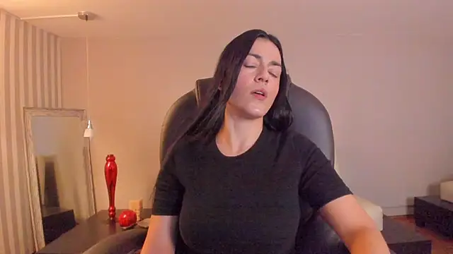 Snapshot of BellaClaiir chatting on 12.01.25 BellaClaiir online show from 12.01.25