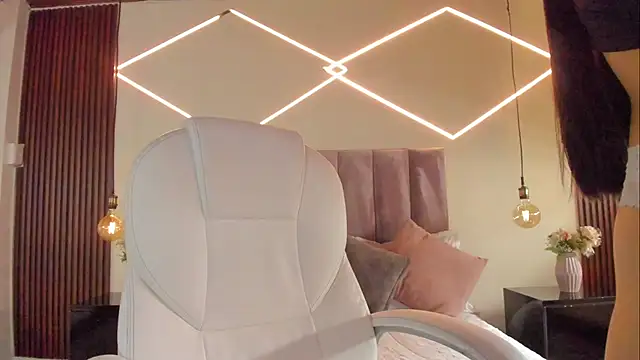 BellaClaiir online show from 12.18.25