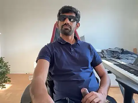 Snapshot of dominanthubby chatting on 04.25.26 dominanthubby online show from 04.25.26