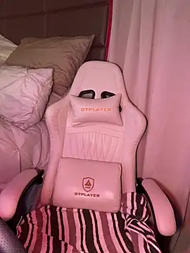 CrownedNyaries online show from 01.03.25