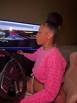 CrownedNyaries online show from 03.11.25