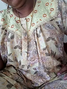 Snapshot of samitasharma chatting on 04.10.26 samitasharma online show from 04.10.26