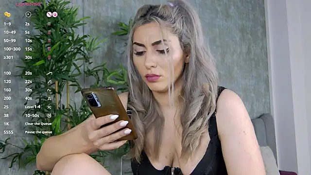 Snapshot of CelineMeyerr chatting on 01.25.25 CelineMeyerr online show from 01.25.25