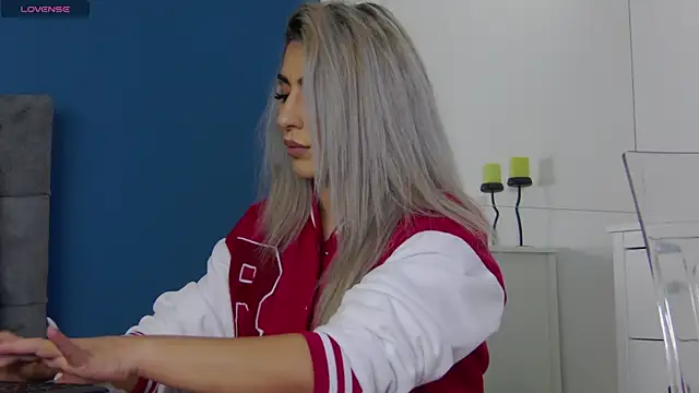 Snapshot of CelineMeyerr chatting on 10.10.25 CelineMeyerr online show from 10.10.25