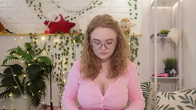 Snapshot of MonicaAsis chatting on 09.25.25 MonicaAsis online show from 09.25.25