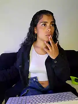 Snapshot of NINA_18_YEARS chatting on 12.18.24 NINA 18 YEARS online show from 12.18.24