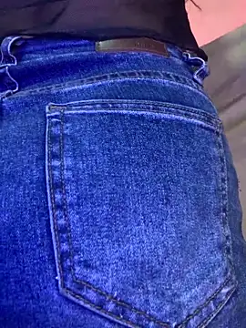 Snapshot of NINA_18_YEARS chatting on 12.28.24 NINA 18 YEARS online show from 12.28.24