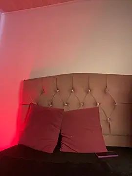 Snapshot of NINA_18_YEARS chatting on 10.21.25 NINA 18 YEARS online show from 10.21.25