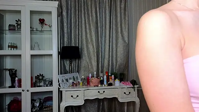 Snapshot of AnneFoxy chatting on 12.21.25 AnneFoxy online show from 12.21.25