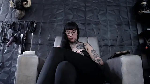 Snapshot of Agata_Darkness chatting on 11.28.25 Agata Darkness online show from 11.28.25