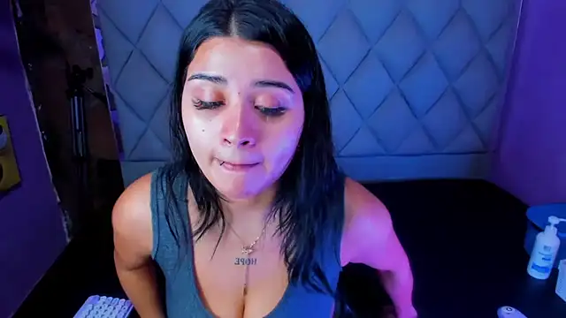 venusowen  online show from 10.02.25