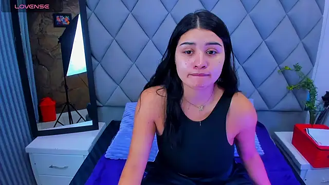 venusowen  online show from 11.04.25