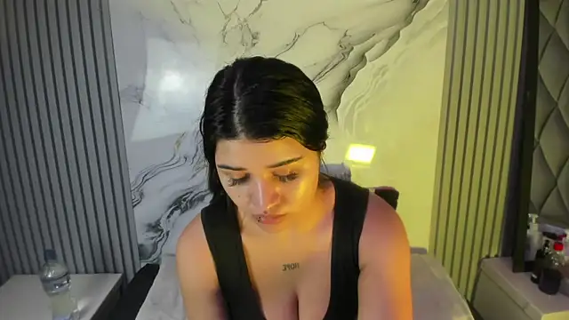 Snapshot of venusowen_ chatting on 02.15.26 venusowen online show from 02.15.26