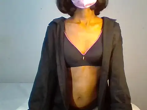 Snapshot of Levinya chatting on 12.21.24 Levinya online show from 12.21.24