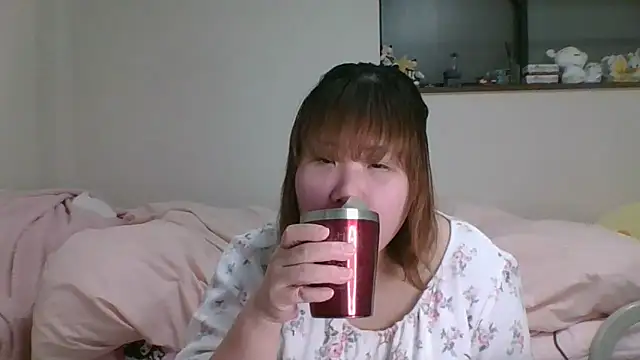 Snapshot of SAKU-RA-chan chatting on 02.23.25 SAKU-RA-chan online show from 02.23.25