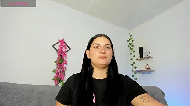 Snapshot of Emic_ chatting on 01.31.25 Emic online show from 01.31.25