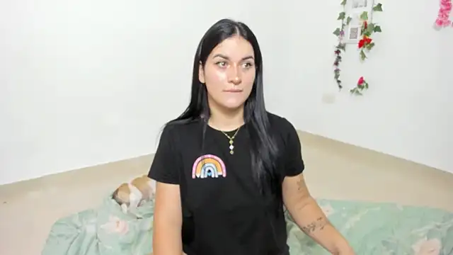 Snapshot of Emic_ chatting on 11.22.25 Emic online show from 11.22.25