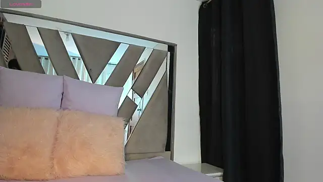 Snapshot of sara_williams01 chatting on 11.18.25 sara williams01 online show from 11.18.25