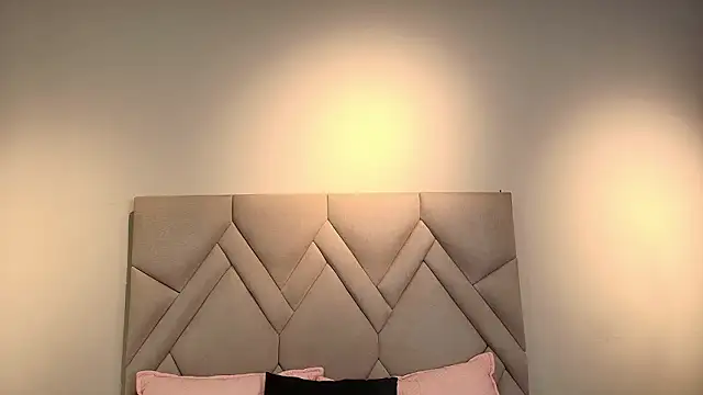 Isis Osman online show from 03.24.26