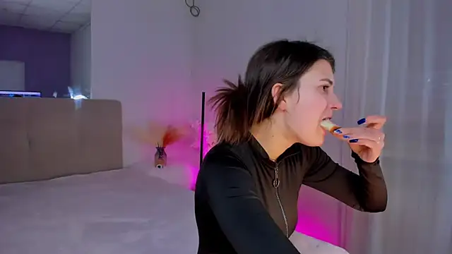 Laura Leee online show from 03.06.25