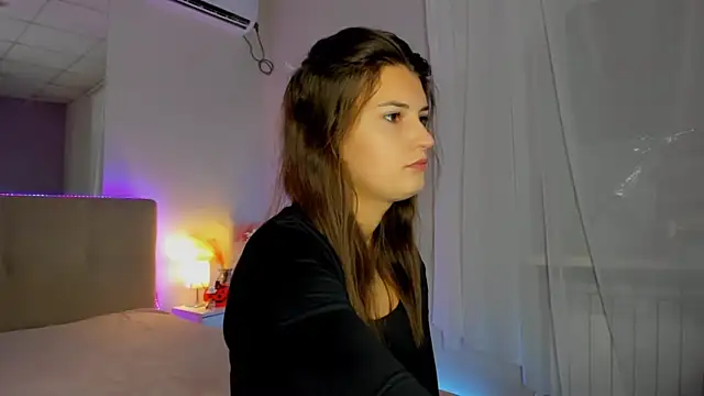 Laura Leee online show from 10.15.25