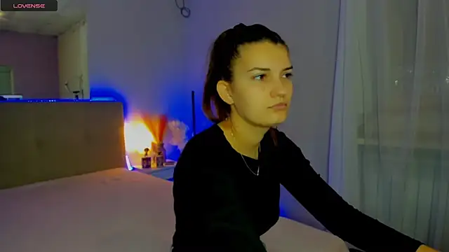 Laura Leee online show from 11.11.25