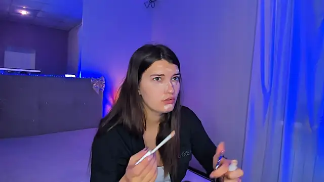 Laura Leee online show from 05.18.26