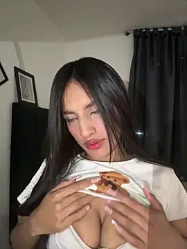 Snapshot of Dulceeany chatting on 10.02.25 Dulceeany online show from 10.02.25