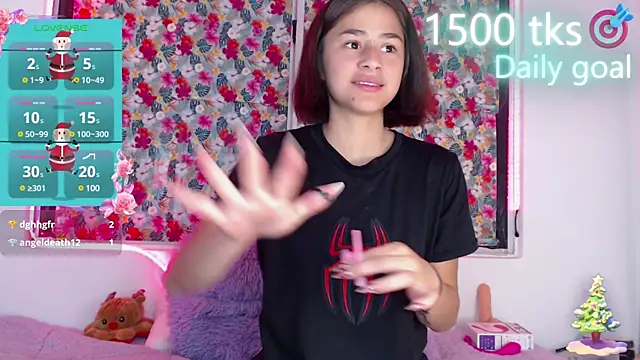 Snapshot of -Gwen- chatting on 12.28.24 -Gwen- online show from 12.28.24