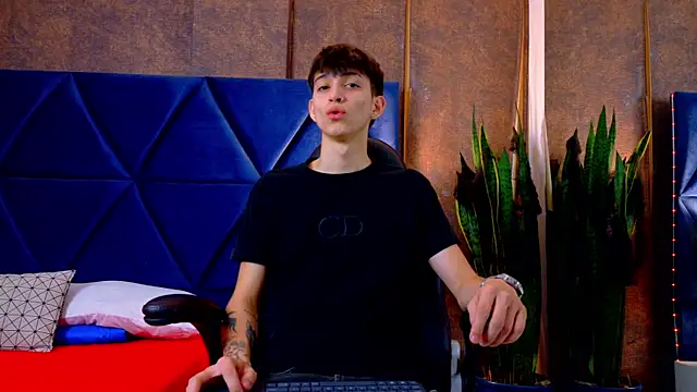 Snapshot of Lion_Foster01 chatting on 10.21.25 Lion Foster01 online show from 10.21.25