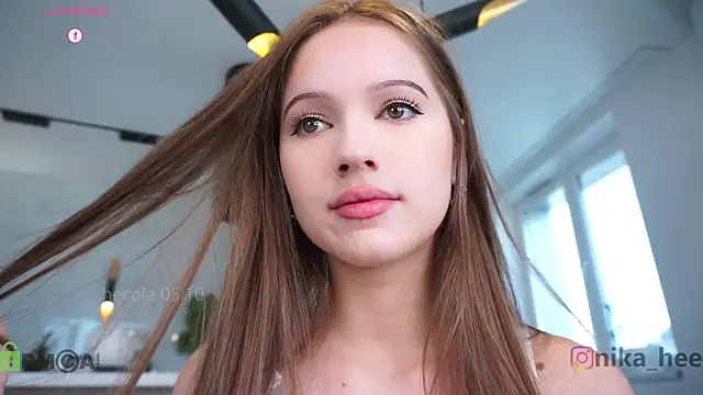 Snapshot of hecola chatting on 10.05.25 hecola online show from 10.05.25