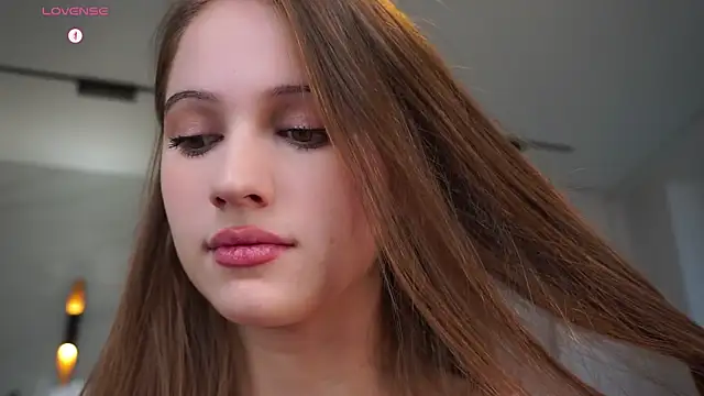 Snapshot of hecola chatting on 11.08.25 hecola online show from 11.08.25