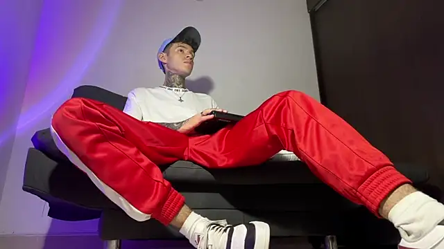 Snapshot of Saturno_v chatting on 03.12.25 Saturno v online show from 03.12.25