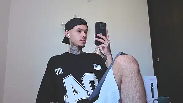 Snapshot of Saturno_v chatting on 09.20.25 Saturno v online show from 09.20.25