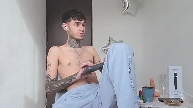 Snapshot of Saturno_v chatting on 09.21.25 Saturno v online show from 09.21.25