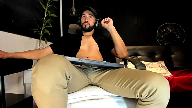 Snapshot of alessandro_wye chatting on 11.20.25 alessandro wye online show from 11.20.25