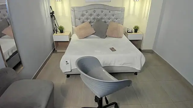 escarleth   online show from 10.17.25