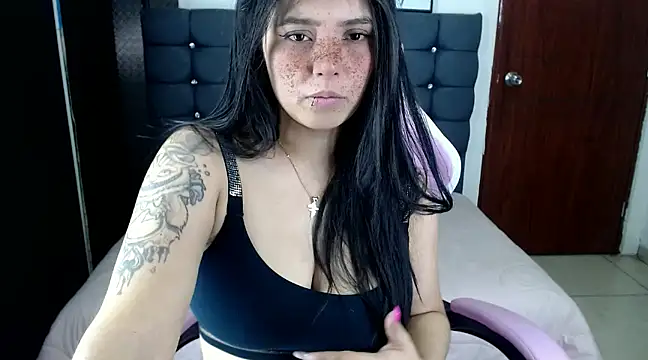 Snapshot of sarah_moon2 chatting on 02.18.25 sarah moon2 online show from 02.18.25