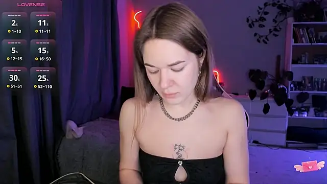 Snapshot of ami_amour_ chatting on 02.19.25 ami amour online show from 02.19.25