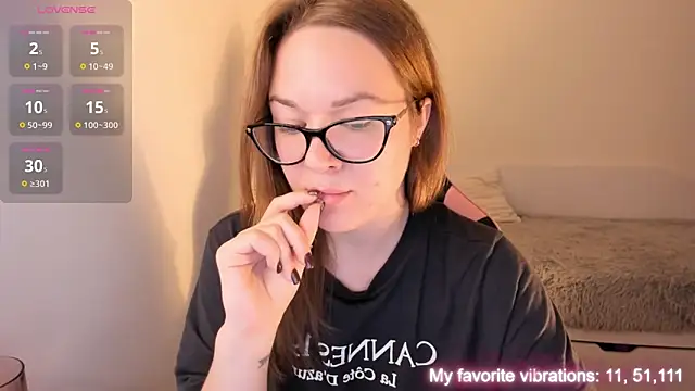 Snapshot of ami_amour_ chatting on 10.26.25 ami amour online show from 10.26.25