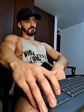 Snapshot of MAXIMUS_MASTE3 chatting on 03.08.25 MAXIMUS MASTE3 online show from 03.08.25