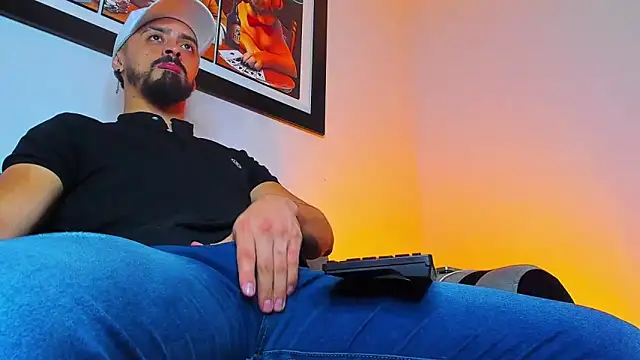 Snapshot of MAXIMUS_MASTE3 chatting on 09.24.25 MAXIMUS MASTE3 online show from 09.24.25