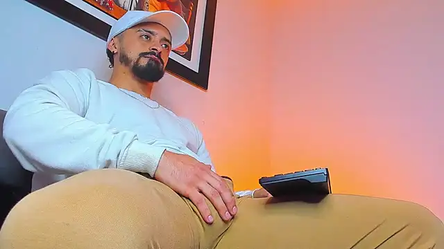 Snapshot of MAXIMUS_MASTE3 chatting on 10.06.25 MAXIMUS MASTE3 online show from 10.06.25